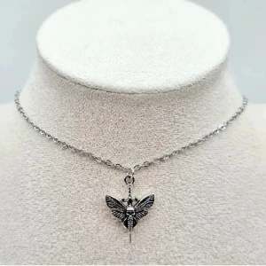 Handgjort halsband  - Material-kedja-rostfritt stål, silverpläterad. Nickel fri. Längd: 22cm. Hängsmycke-2cm 