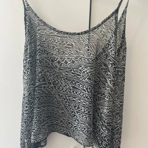 Brandy Melville Linne - Säljer detta super fina linnet från Brandy Melville då det inte kommer till användning, inte genomskinlig och i super bra skick