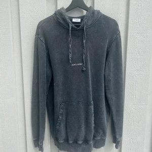 Saint Laurent hoodie - Hoodie från Saint Laurent i väldigt bra skick! Storlek xs men sitter som en s/m