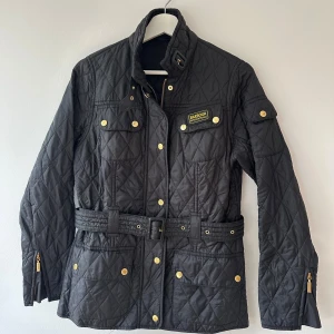 Barbourjacka - En damjacka från Barbour som inte längre används. Fint skick💘