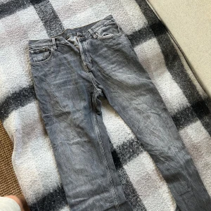 Weekday jeans - Säljer Weekday jeans som kommer ej till användning. Använda men inte mycket sitter som dem gjorde när jag köpte dem. Bra passform. Space relexed storlek 32/32