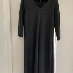 Snygg grå Gant midiklänning i mjukt, stretchig tyg. - Grå figursydd Gant klänning med trekvartsärm. Tyget är mjukt, stretchigt och slätt. Sparsamt använd i mycket fint skick.