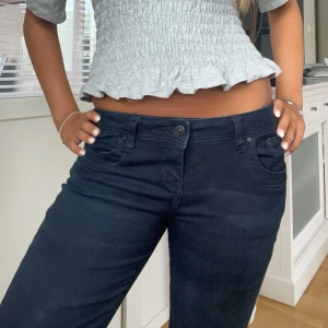Ltb jeans - Säljer dessa superfina ltb jeansen som tyvärr var för stora! De är i mycket bra skick! Tveka inte på att kontakta för fler funderingar🩷 kan även tänka mig att byta mot ett par i samma modell men mindre storlek och längre längd🙌🙌