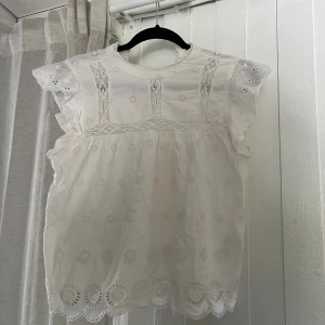 Söt blus  - Vit blus från Pimkie i fint skick 