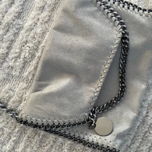 Stella McCartney Liknande väska - Säljer min Stella McCartney liknade väska nu då jag inte använder den och den är knappt använd. 