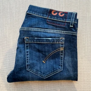 Dondup George Jeans  - Tja ! Säljer nu dessa sjukt snygga dondup jeans som är perfekta till våren och sommaren | Sjukt snygg färg på jesnsen! | Storlek 33 | Skick: 10/10, ny skick | Ny pris: 3600 kr, Säljs för 899kr