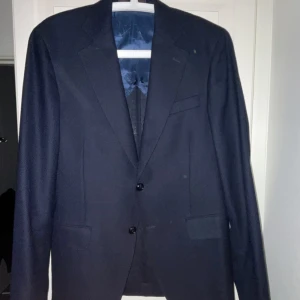 Oscar Jacobson kavaj - Somrig marinblå kavaj från Oscar Jacobson. Stl:48 Slim fit  Bvsa. 