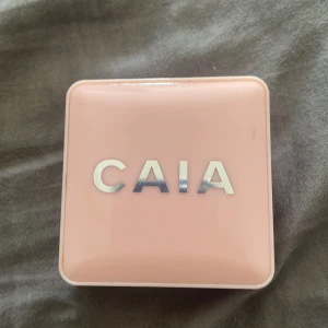 Glow blush - Säljer min glow blush från Caia, i färgen wild strawberry. Har använt den några enstaka gånger. Säljer även en matt blush från Caia så går att köpa båda för ett lägre pris😊 Nypris: 265kr Mitt pris:175kr