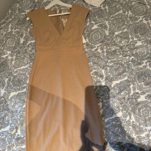 Klänning - En helt ny Alexandra Nilsson x bubbleroom klänning. Den är lite beige rosa. Super fin klänning med fina detaljer!💞