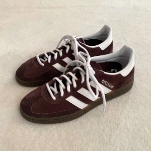 Adidias Handball Spezial - Bruna sneakers med vita snören från Adidas i modellen Handball Spezial! Aldrig använda och svåra att få tag på (bruna snören följer också med) ❤️‍🔥