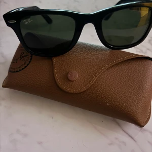 Ray-ban - Tja, säljer nu mina rayban  för endast 499kr. De är nästan helt oanvända då jag använt ett par andra glasögon istället så skicket är 10/10! Det är svart färg