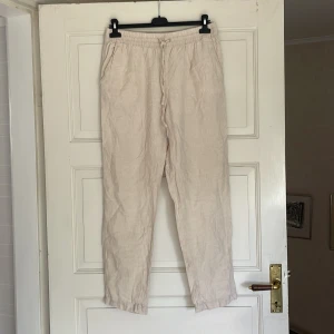Linnebyxor - Beigea linnebyxor från H&M i använt skick men har inga tecken på användning. Storlek S. Skickar mer bilder om de efterfrågas. Fraktkostnad tillkommer 💕