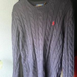 Ralph Lauren Cable Knit Sweatshirt - Säljer min stickade tröja från Ralph Lauren. Använd 10-15 gånger och har inga skador. Den har blivit större i tvätten så den sitter som storlek M fastän att den är i storlek S. Skriv privat vid frågor/intresse!🙌