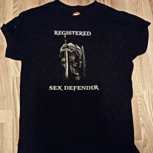 T-Shirt - Riktigt snygg T-Shirt som ej kommer till användning😥. Använd 1 gång. Fint skick sitter slim. Skriv om du har frågor!