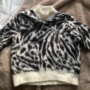 Så fin stickad tröja i Zebra mönster! 