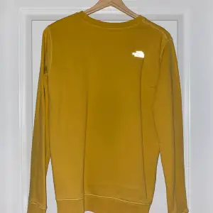 Säljer en gul The North Face tröja. Köpt på Zalando för 800kr, fint skick bara använt 4 gånger.
