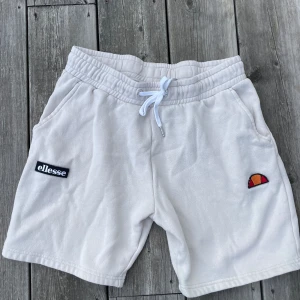 Ellesse Shorts - Säljer mina beige Ellesse shorts i 8/10 skcik inga fläckar men ett litet hål som du kan se på tredje bilden annars är de topp skick. Frågor eller funderingar är det bara att höra av dig. Köpt för 500kr mitt pris 220kr!!