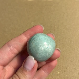 Amazonit  - Ett otroligt vackert amozonit ”klot” Även kallad cuddle Stone, väldigt många fina ”flashes”. Väldigt fint trumlat.  Hör av dig om du har några frågor ENDAST SWISH