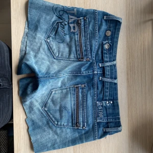 Lågmidjade shorts - Super snygga Lågmidjade shorts från g star som jag köpte här på plick men måste tyvärr sälja pga att dem var för stora. Det står att de ska vara i storlek 36 S men skulle mer säga att dem passar s/m men annars super snygga inga defekter!🥰