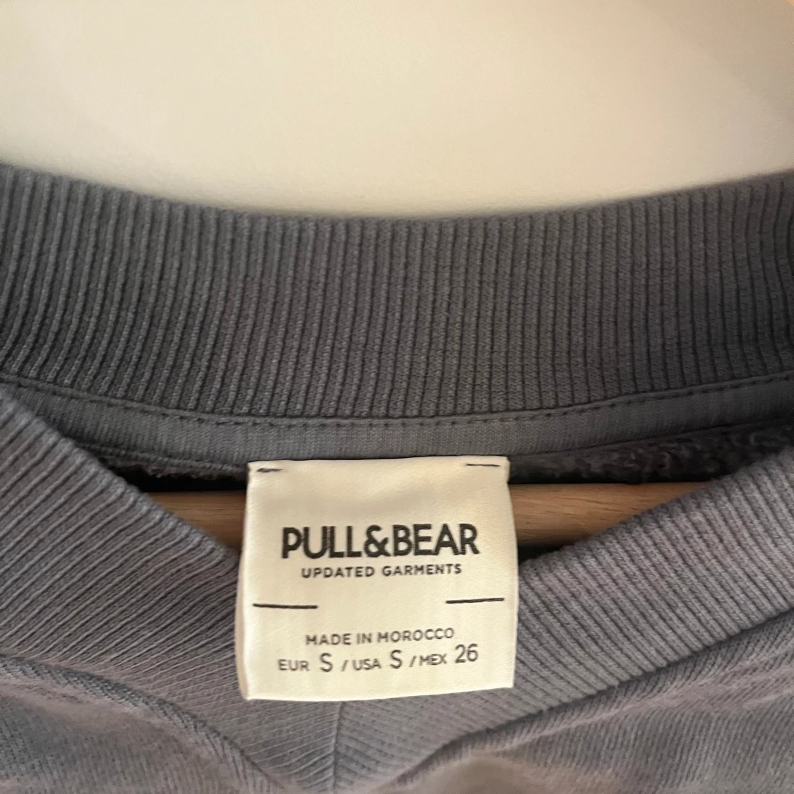 Croppad V-ringad Sweatshirt  - 90