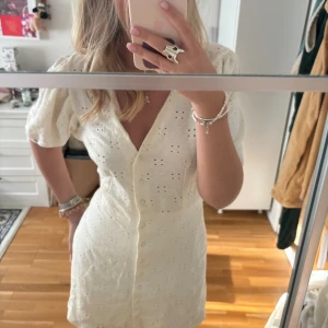 Vit klänning med volang arm - Super söt klänning från H&M.