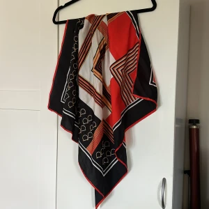 Röd/svart sjal - En vintage sjal som inte kommer till användning 🖤