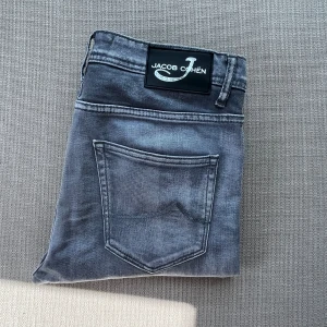 Jacob Cohen Jeans  - Tja! Säljer nu dessa riktigt snygga och trendiga Jacob Cohen jeans med en grym passform, denna modell är limited | Storlek = 33 | Skick = 10/10, ny skick | Nypris = 5500kr, mitt pris = 1199kr