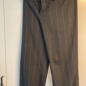 Kostymbyxor  - Låg midjade, randiga kostymbyxor från only. Helt utan fickor. Storlek 42 men sitter som en M/38