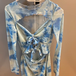 Klänning - Jättefin klänning som aldrig kommit till  användning.