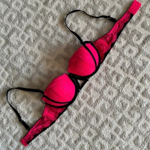 Röd bh med svarta band - Röd bh med svarta band storlek 75B, säljer 2 till liknande röd/svarta fast andra modeller i samma storlek och en ljusblå med diamanter i bra skick. 