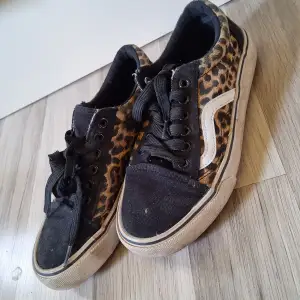 Svart/Leopardmönstrad sneakers från vans i stl 37.  