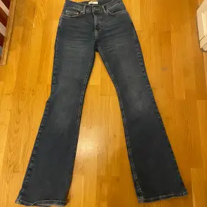 Väldigt fina mörkblå Gina jeans. Har använts ca 3 ggr men är i ett mycket bra skick.💗