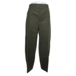 Rodebjer Kostymbyxor - Sjukt snygga kostymbyxor från Rodebjer! | Modellen heter Aia | Väldigt bra skick förutom några små fläckar som man knappt märker av | Storlek L/40 | Köptes för 2800kr | Sök på modellen för att se hur den ser ut på plus bäst färgåtergivning | 🤝🤝🤝