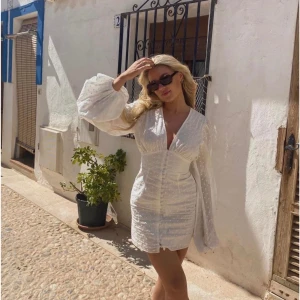 Adoore florence dress white - Adoore florence dress white🤍  Storlek 34, endast använd en gång på min student:)