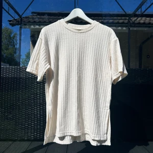 Ribbad T-shirt  - Fint skick! Jättefin och clean att ha på sig 