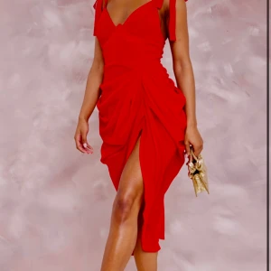 Prettylittlething klänning ny - Ny med prislapp. Storlek 12 passar S-L Nypris 480+ UK frakt 
