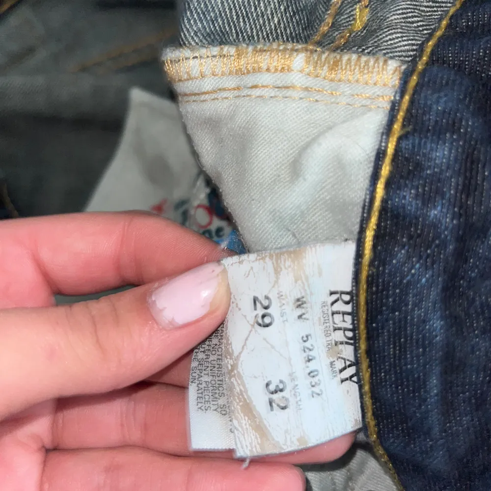 Low waist bootcut / lågmidjade utsvängda jeans från replay! Jätte fina, dem har knappar istället för dragkedja. Små hål nere vid fötterna men jag tror att de ska vara så. Skulle också säga att dem är lite små i storleken . Jeans & Byxor.