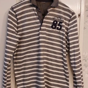 Tröja - Tröja för tonåring. Använd lite. Bra skick. 