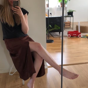 maxikjol med slits - så fin maxikjol i satin med slits!✨