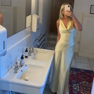 Balklänning - Säljer nu min fina balklänning i väldigt bra skick. Köpt av en privat säljare i Australien och varsamt använd. Skriv vid frågor eller fler bilder❤️