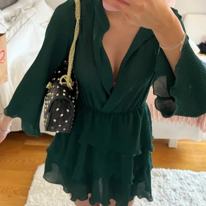 Grön klänning  - Supersöt grön volangklänning💚💚