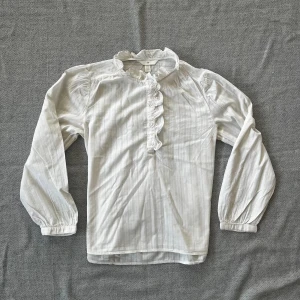 Vit blus - Jättefin vit blus från HM i storlek xs som är i superfint skick💞