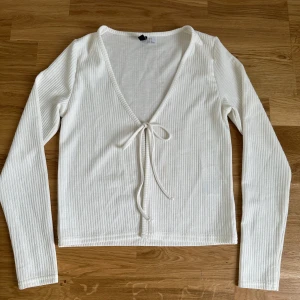 H&M tie front top - Jättefin långärmad topp som man kan ha över en linne eller bara som det är. Aldrig använd, ny skick.