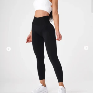 Träningstights - Helt nya träningstights från NVGTN 😍 Säljes pga fått fel storlek, endast öppnade och provade. Köpta för 690kr inkl. frakt. På deras hemsida heter tightsen Black Solid Seamless Leggings om ni vill in å kika. Pris kan diskuteras 💘