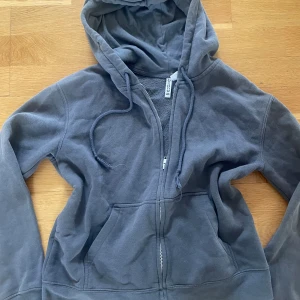 Zip hoodie  - Ganska använd, snörerna är lite slitna annars är det inget som ska va konstigt, kom privat angående frågor 🥰