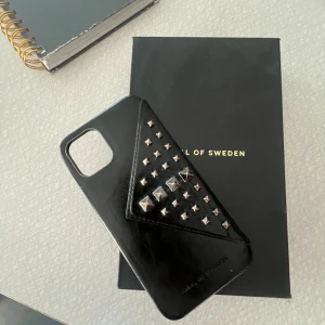 Ideal of Sweden mobilskal - Säljer detta fina mobilskal från Ideal of Sweden med nitar på 💓Säljer för 180kr då nypris är 699kr 🫶🏻Men pris kan diskuteras vid snabb affär då nitarna har tappat lite färg ✌🏻