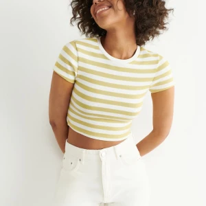 Gina tricot topp  - Ny med lappen kvar. Skulle säga att de är små i storleken 