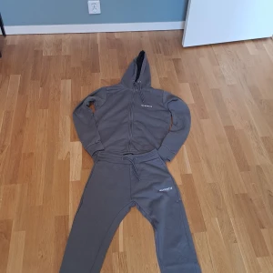 Tracksuit  - Köpt på JD sports  i spanien och är använd ca 5-10 ggr. Riktigt bra skick.