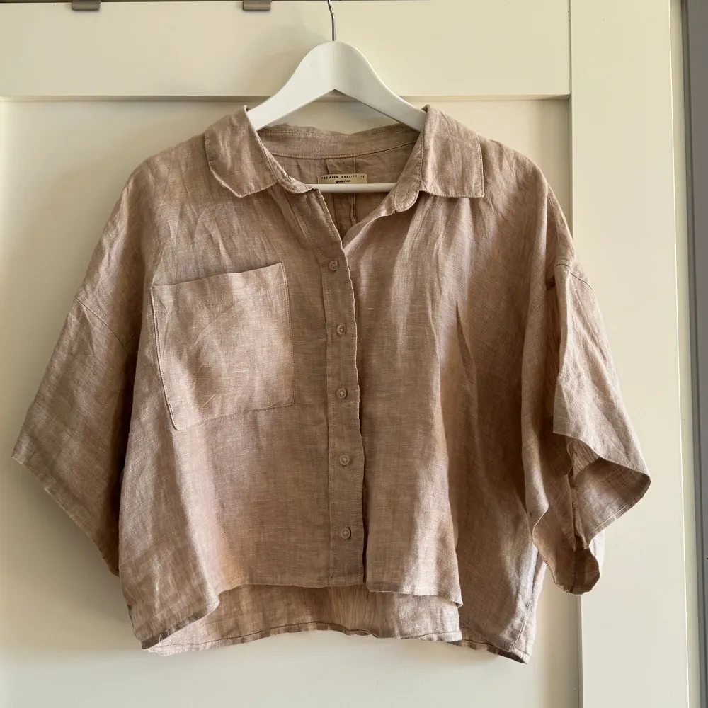 Fin beige linne skjorta med korta ärmar! Perfekt till sommaren, då den är luftig och sval. Från Gina Tricot i storlek 40 men sitter som en 38 . Skjortor.