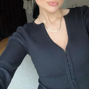 Topp - Topp från Zara! Formar kroppen snyggt, strl XS ❣️ Använd fåtal ggr, väldigt bra skick